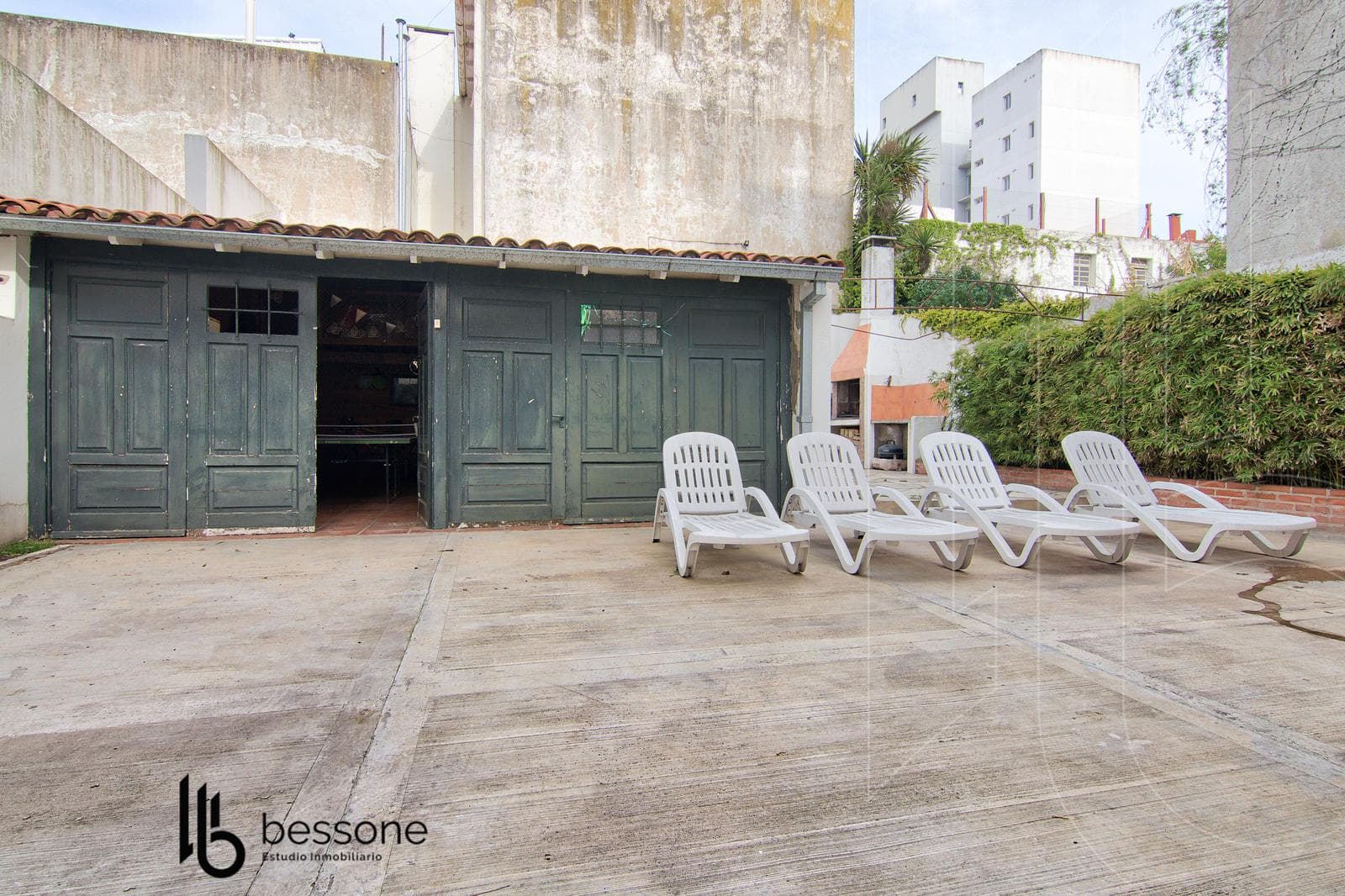 Renovated 5-room villa + Upper-floor apartment on its own lot in Plaza Mitre