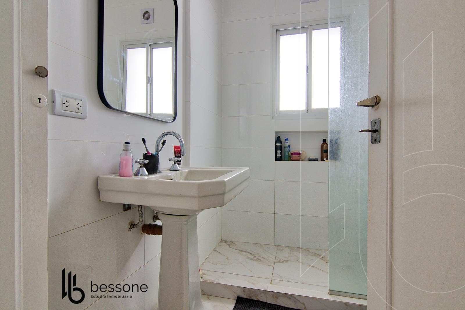 Renovated 5-room villa + Upper-floor apartment on its own lot in Plaza Mitre