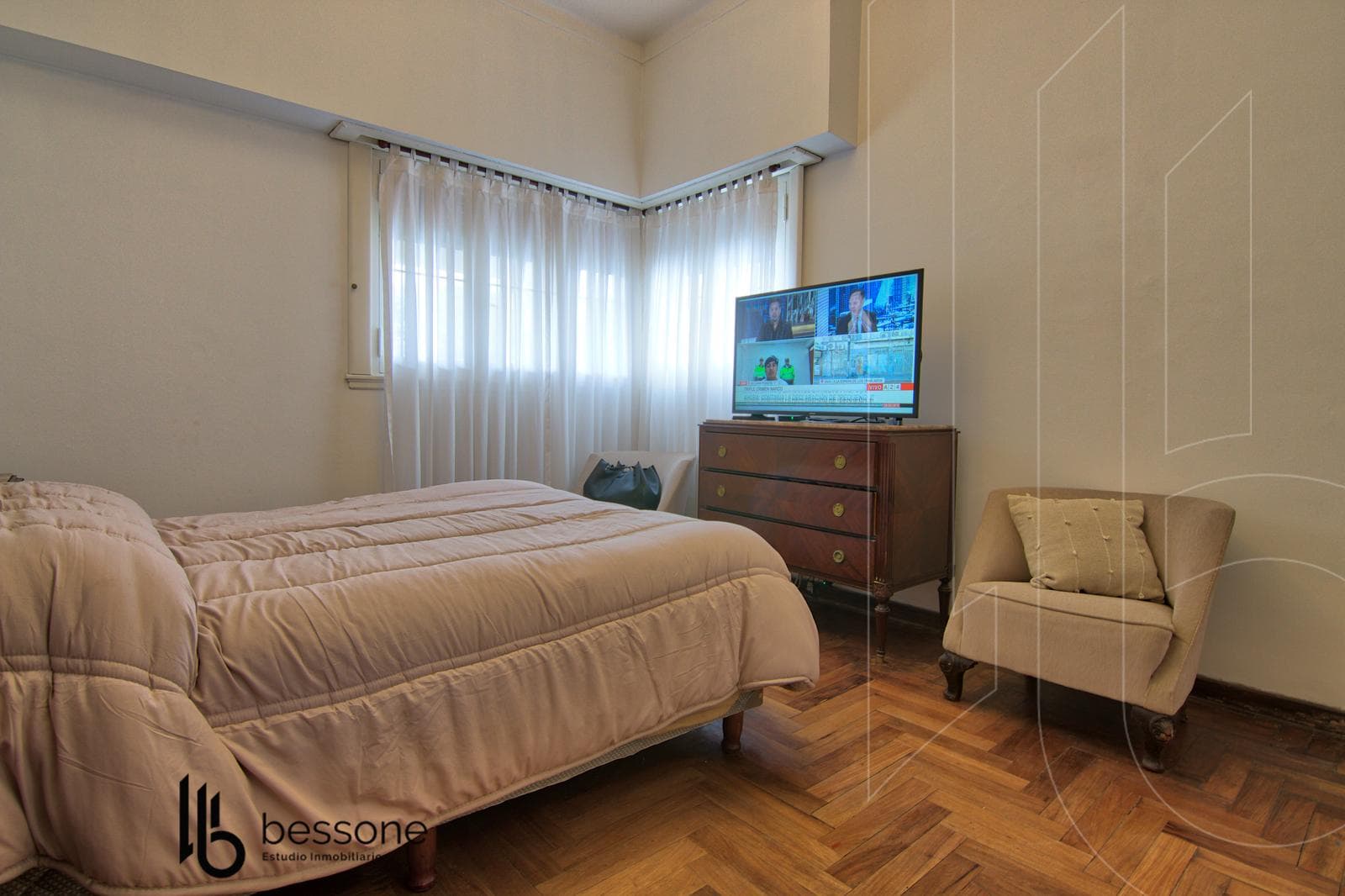 Renovated 5-room villa + Upper-floor apartment on its own lot in Plaza Mitre