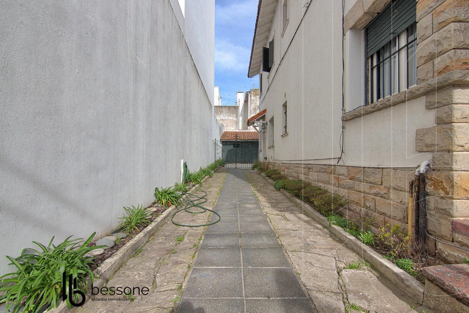 Renovated 5-room villa + Upper-floor apartment on its own lot in Plaza Mitre