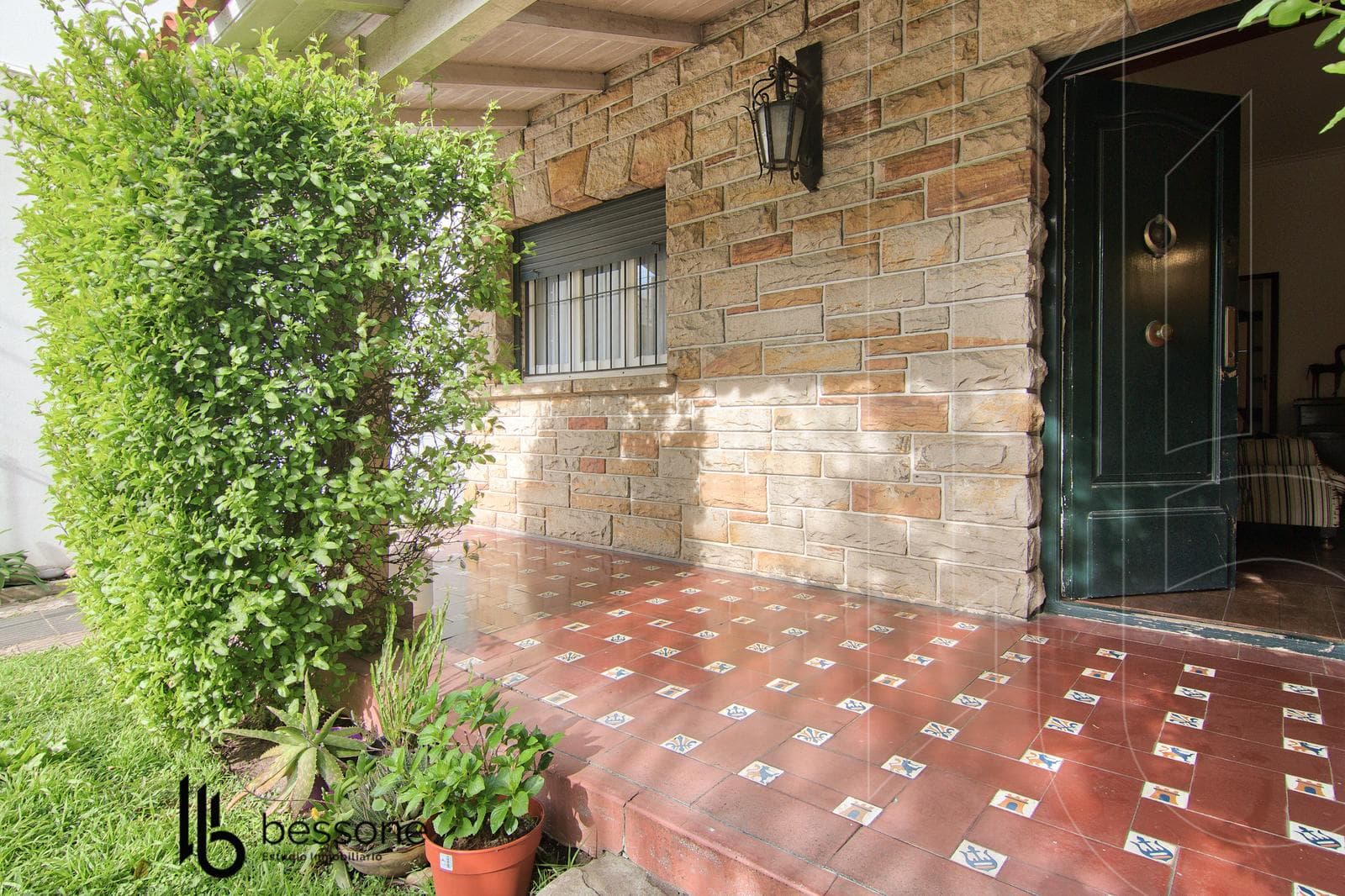 Renovated 5-room villa + Upper-floor apartment on its own lot in Plaza Mitre