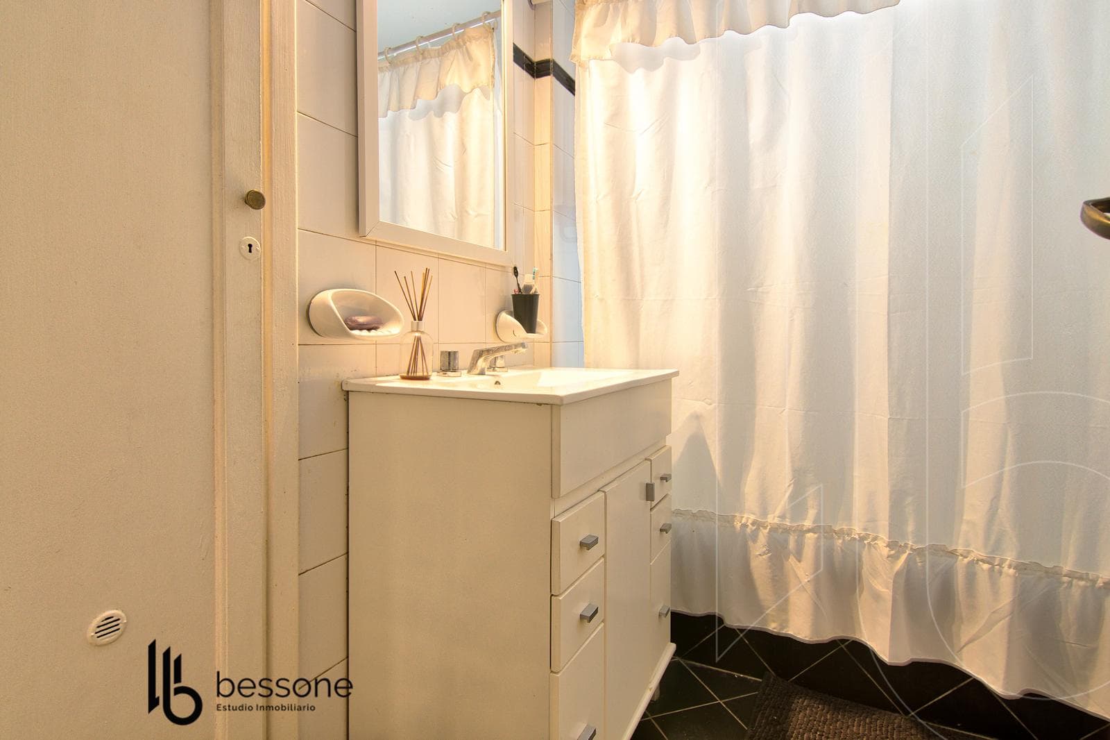 Renovated 5-room villa + Upper-floor apartment on its own lot in Plaza Mitre