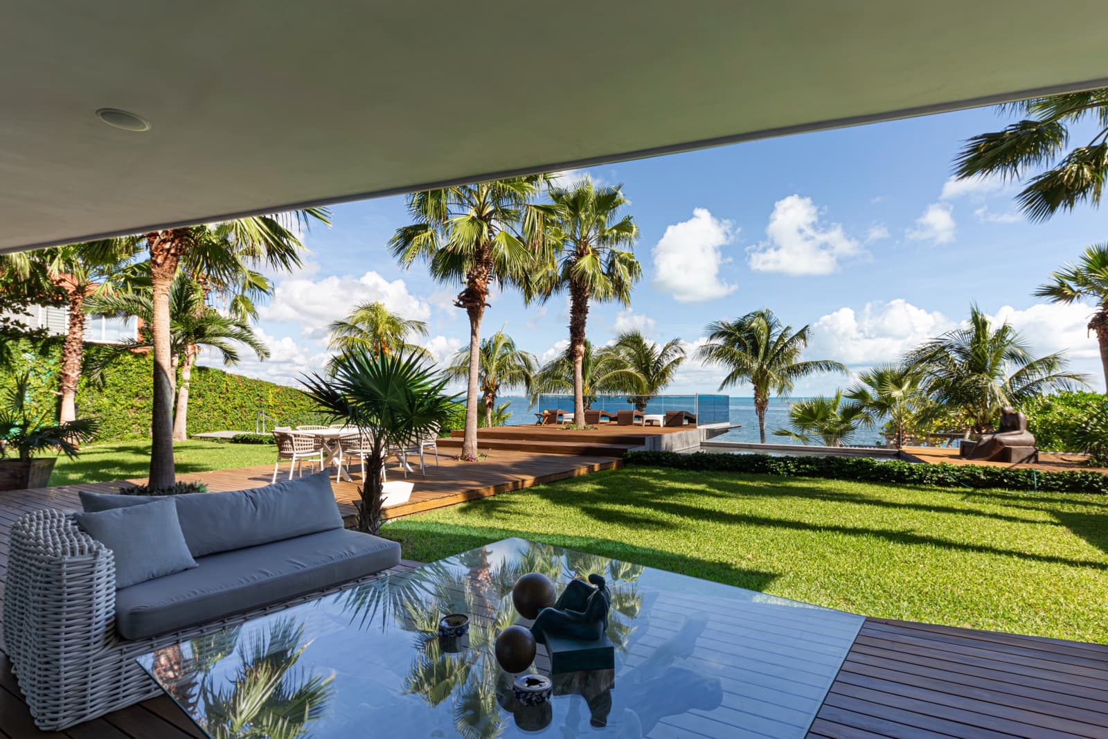 Luxurious and Modern Beachfront Villa for Sale in Cancún