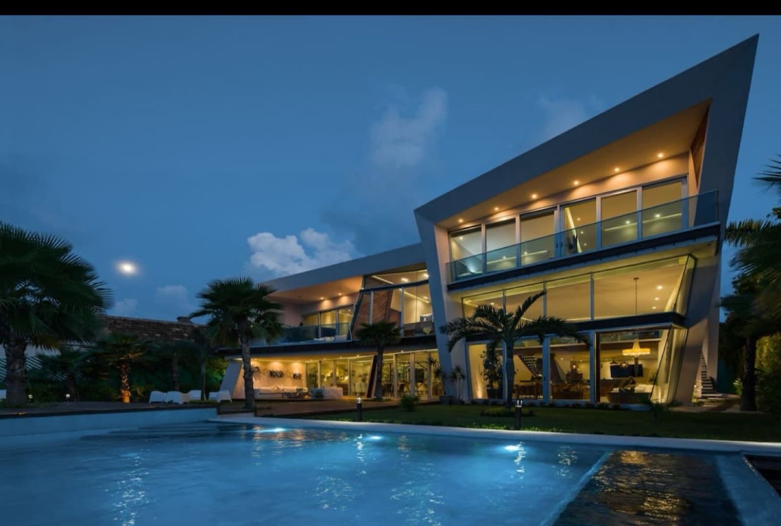 Luxurious and Modern Beachfront Villa for Sale in Cancún