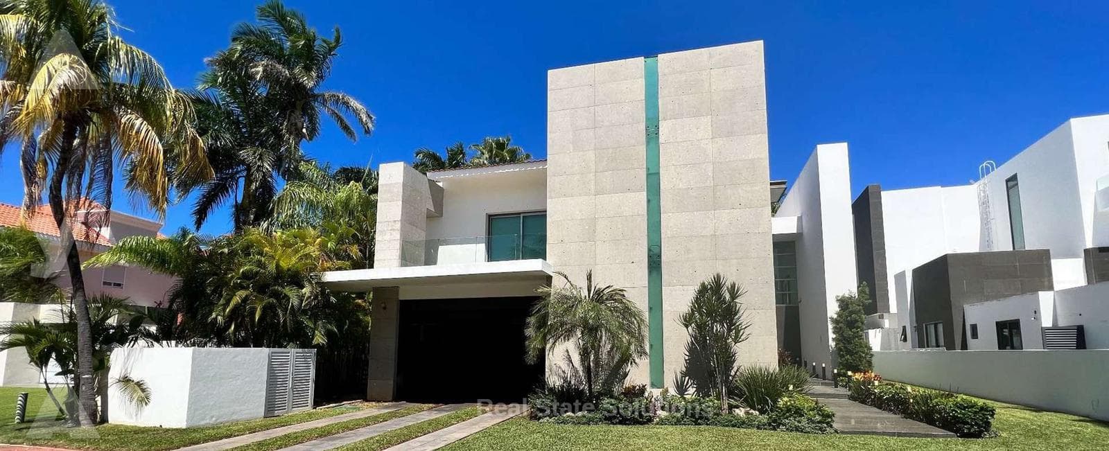 House for Sale, 5 Bedrooms, Lagoon View, Jacuzzi, Pool, Isla Dorada, Cancun.