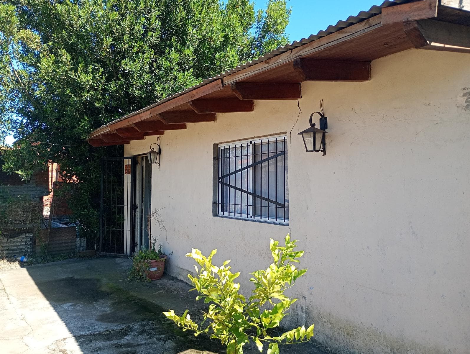 FOR SALE - House in need of renovation with a garden and garage - Roldán.