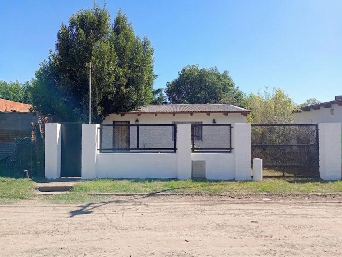 FOR SALE - House in need of renovation with a garden and garage - Roldán.
