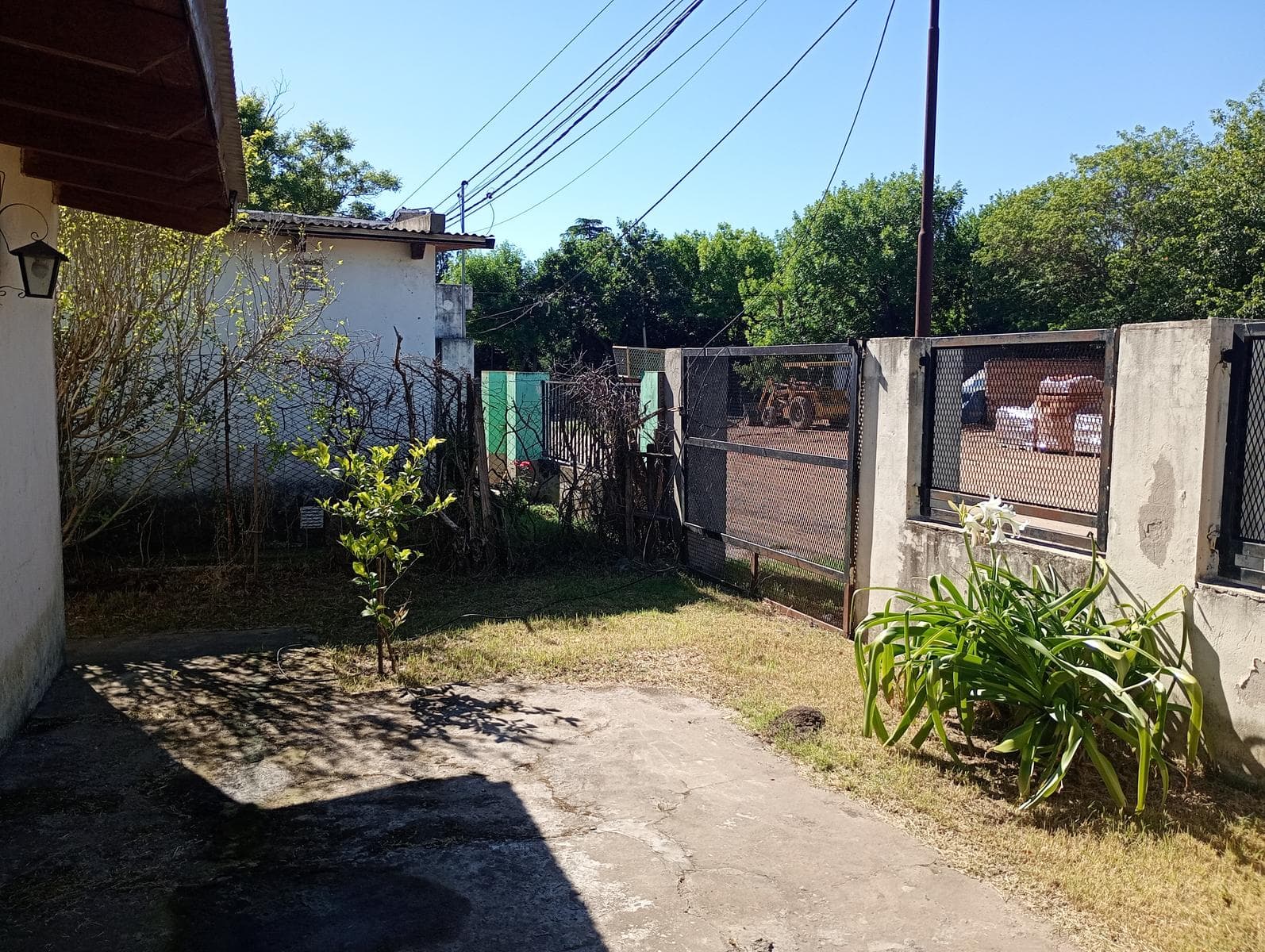 FOR SALE - House in need of renovation with a garden and garage - Roldán.