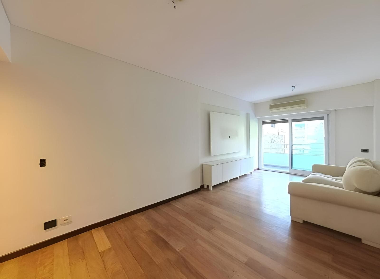 4-Room Apartment for Sale in Recoleta with a Long Balcony