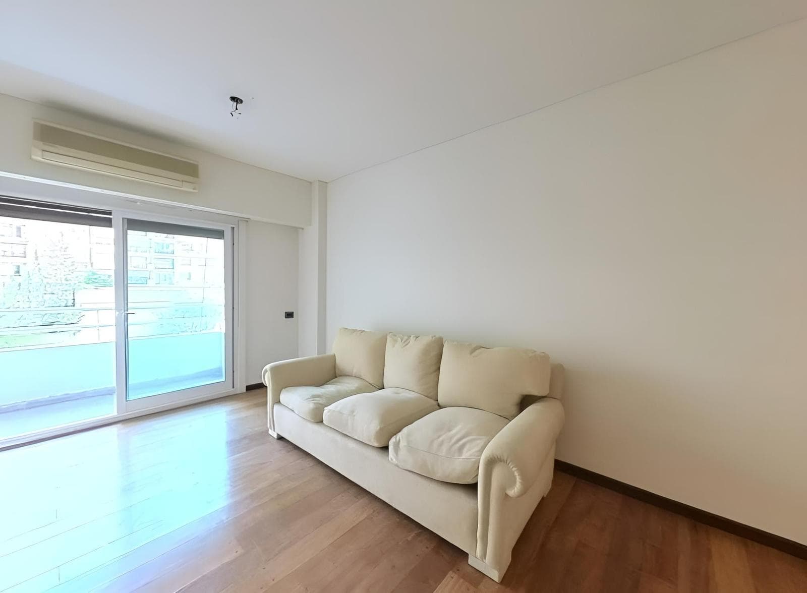 4-Room Apartment for Sale in Recoleta with a Long Balcony