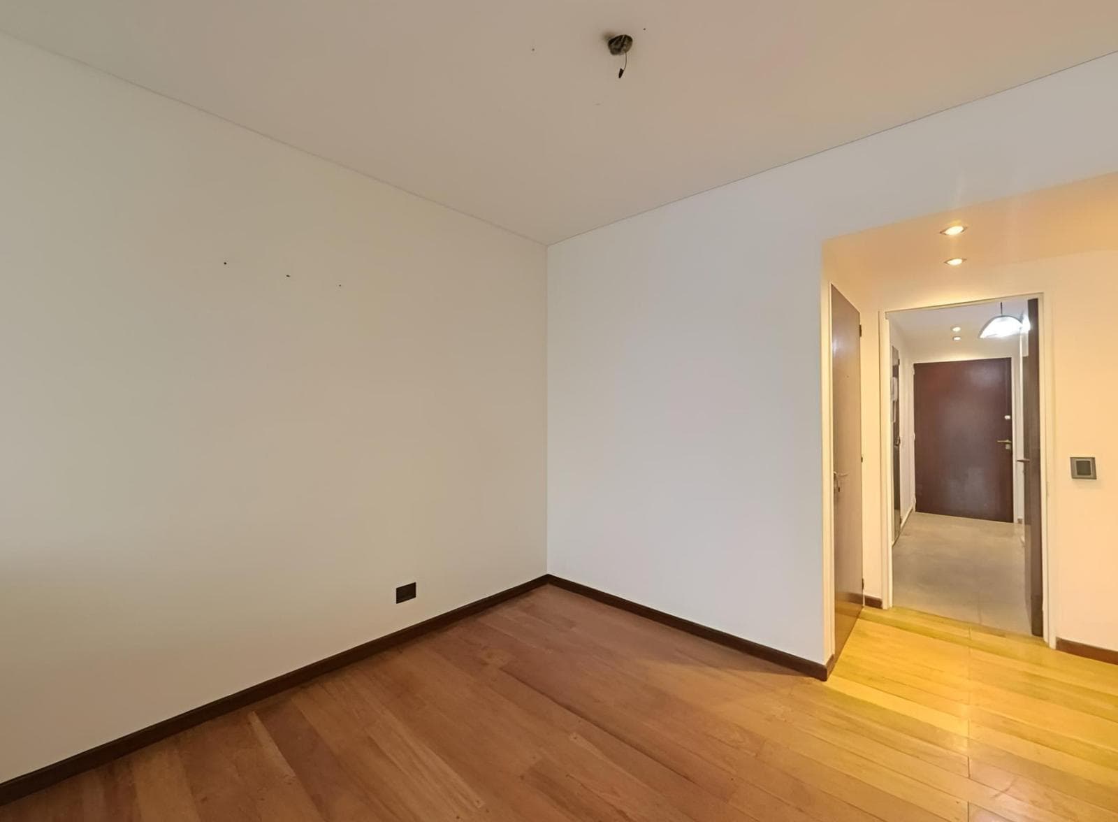 4-Room Apartment for Sale in Recoleta with a Long Balcony