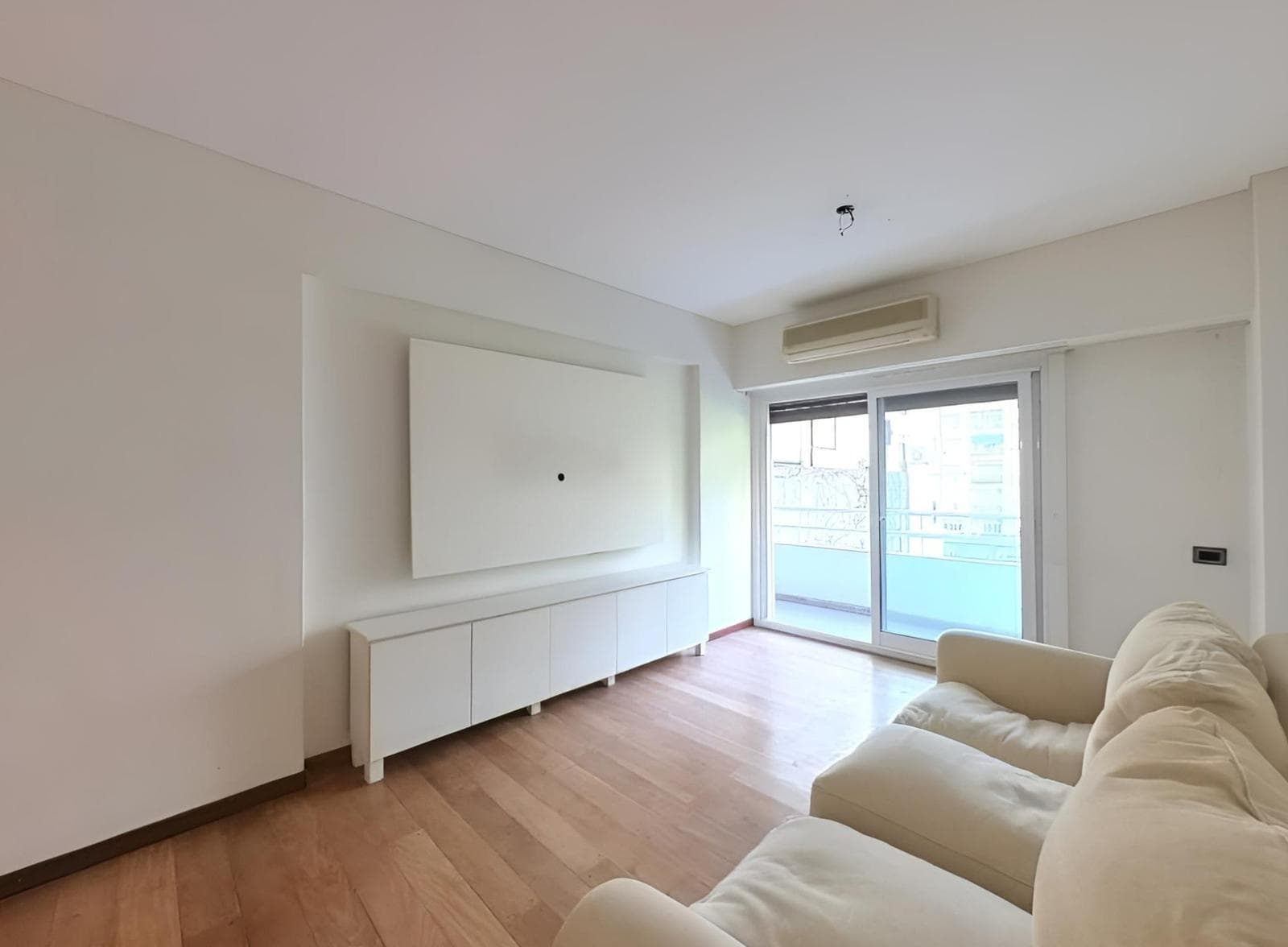 4-Room Apartment for Sale in Recoleta with a Long Balcony
