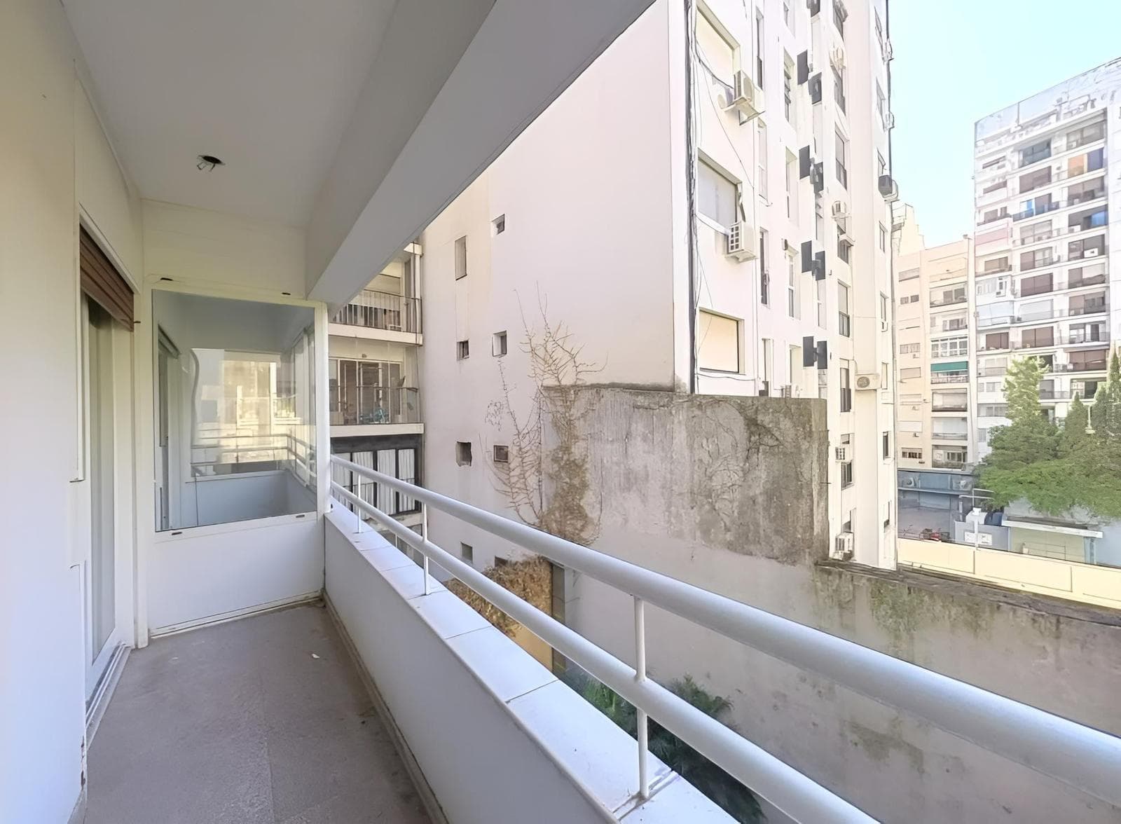 4-Room Apartment for Sale in Recoleta with a Long Balcony