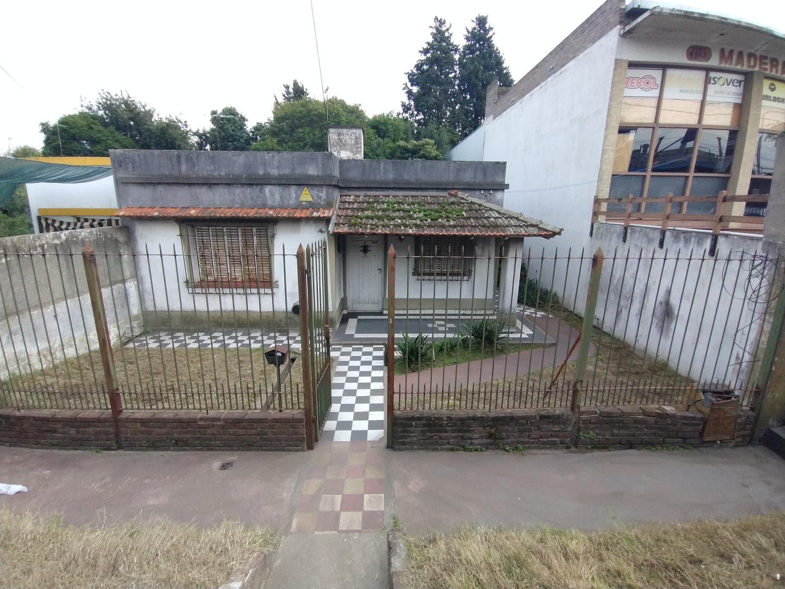 1,000 m² Lot for Sale on the Avenue - Claypole