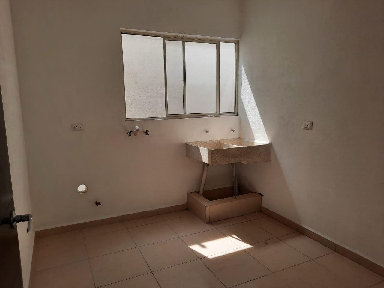 HOUSE FOR RENT IN THE ANAHUAC MADEIRA ESCOBEDO NEIGHBORHOOD