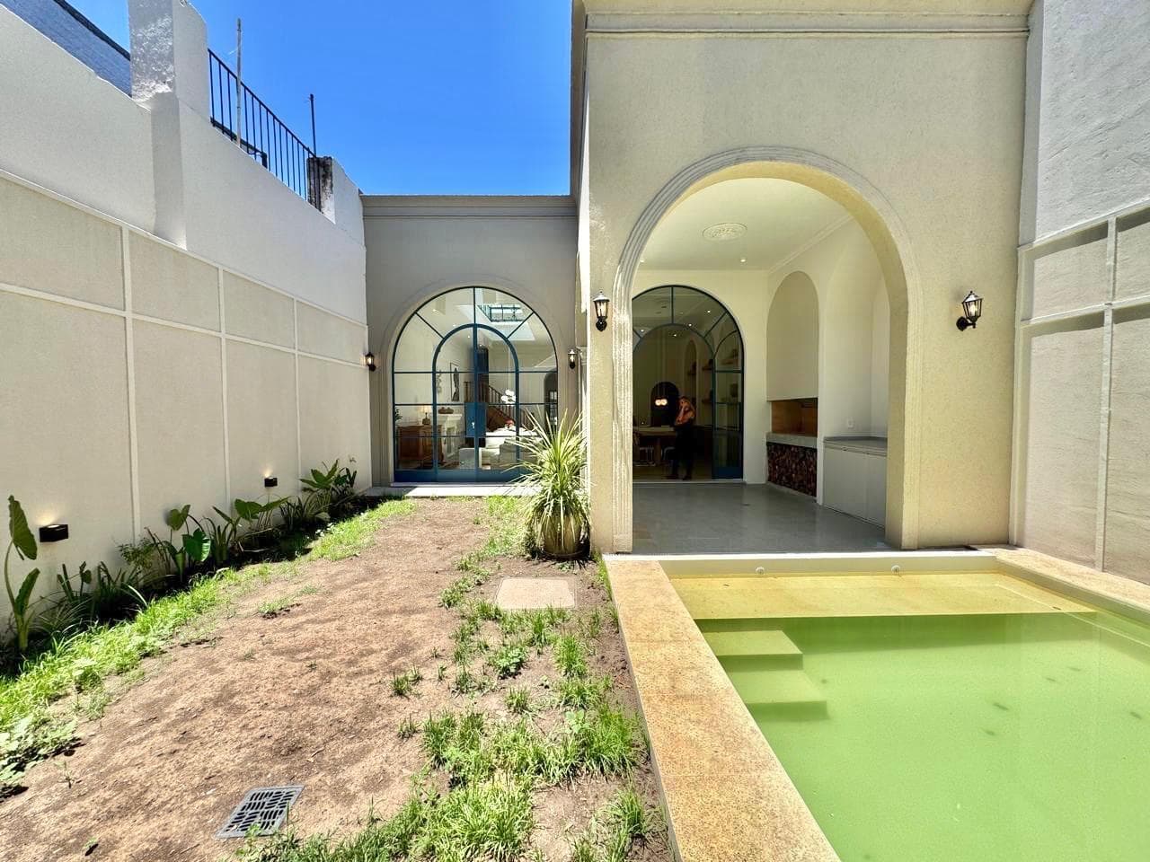 FOR SALE/EXCHANGE: 4-bedroom house with barbecue area, pool, and garage. Abasto neighborhood, Rosario