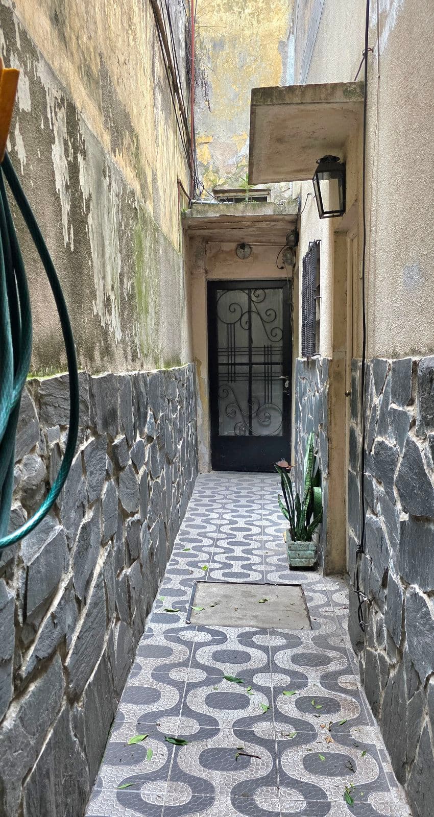 1290 Carlos Ortiz: 3-bedroom townhouse. 2 kitchens 2 bathrooms Patio