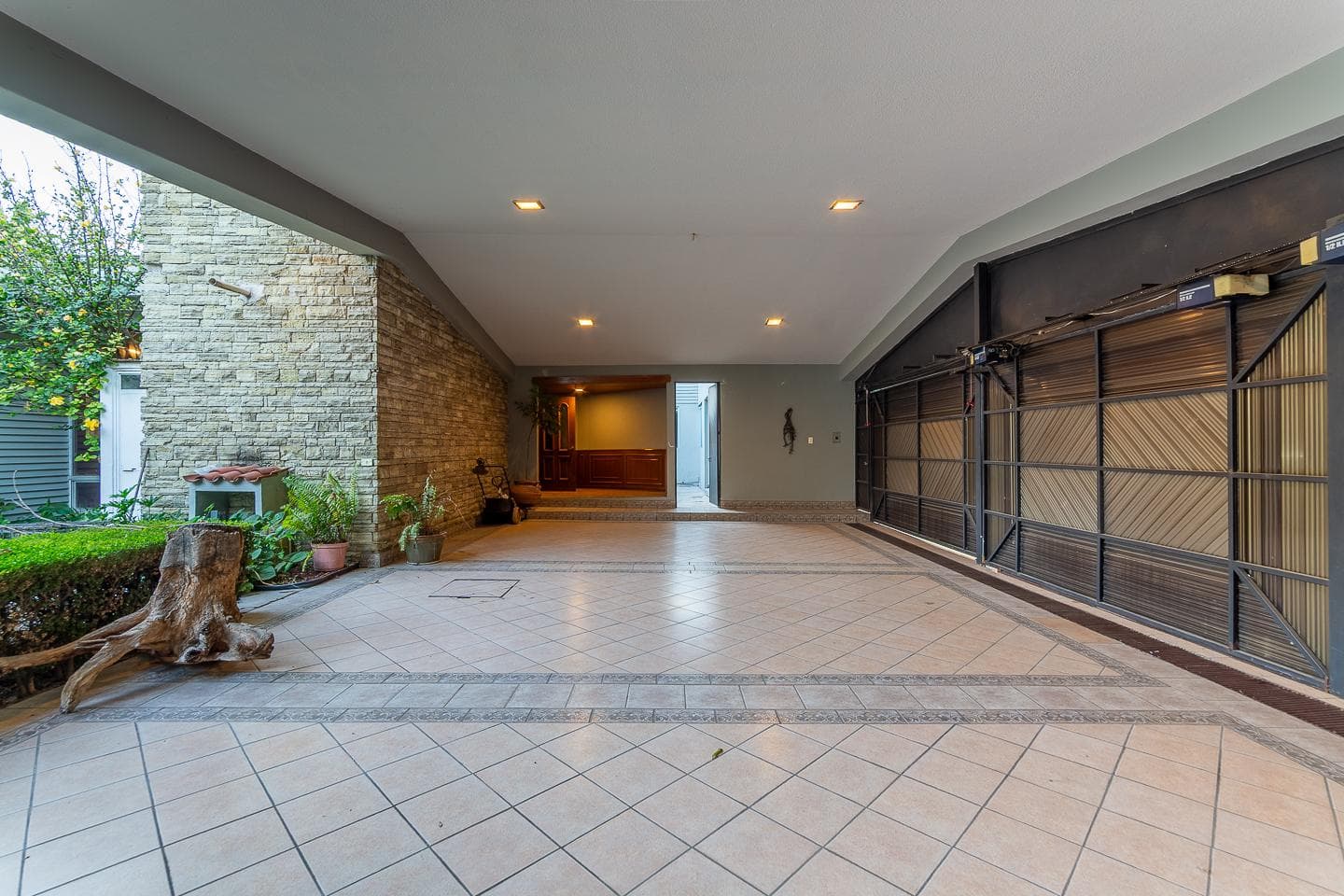 HOME FOR SALE AT LAS FUENTES 2 GOLF CLUB, SPACIOUS GARDEN, SINGLE-STORY.