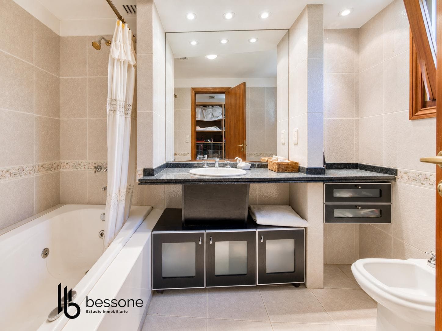 Modern-Style Villa with Pool and Barbecue Area, 5 Rooms, Pinos de Anchorena