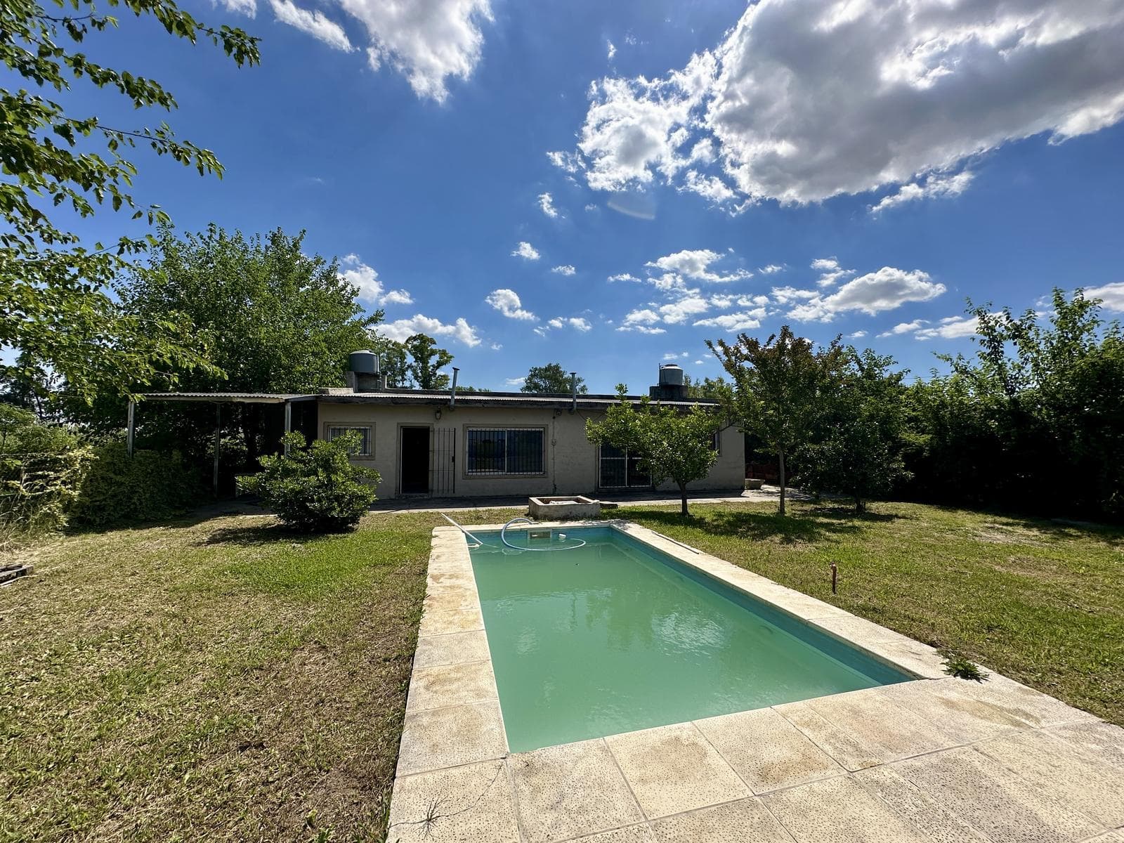 House for Sale. Investment Opportunity. Total area: 800 m2. With a pool. Aldea Suiza, Zárate.