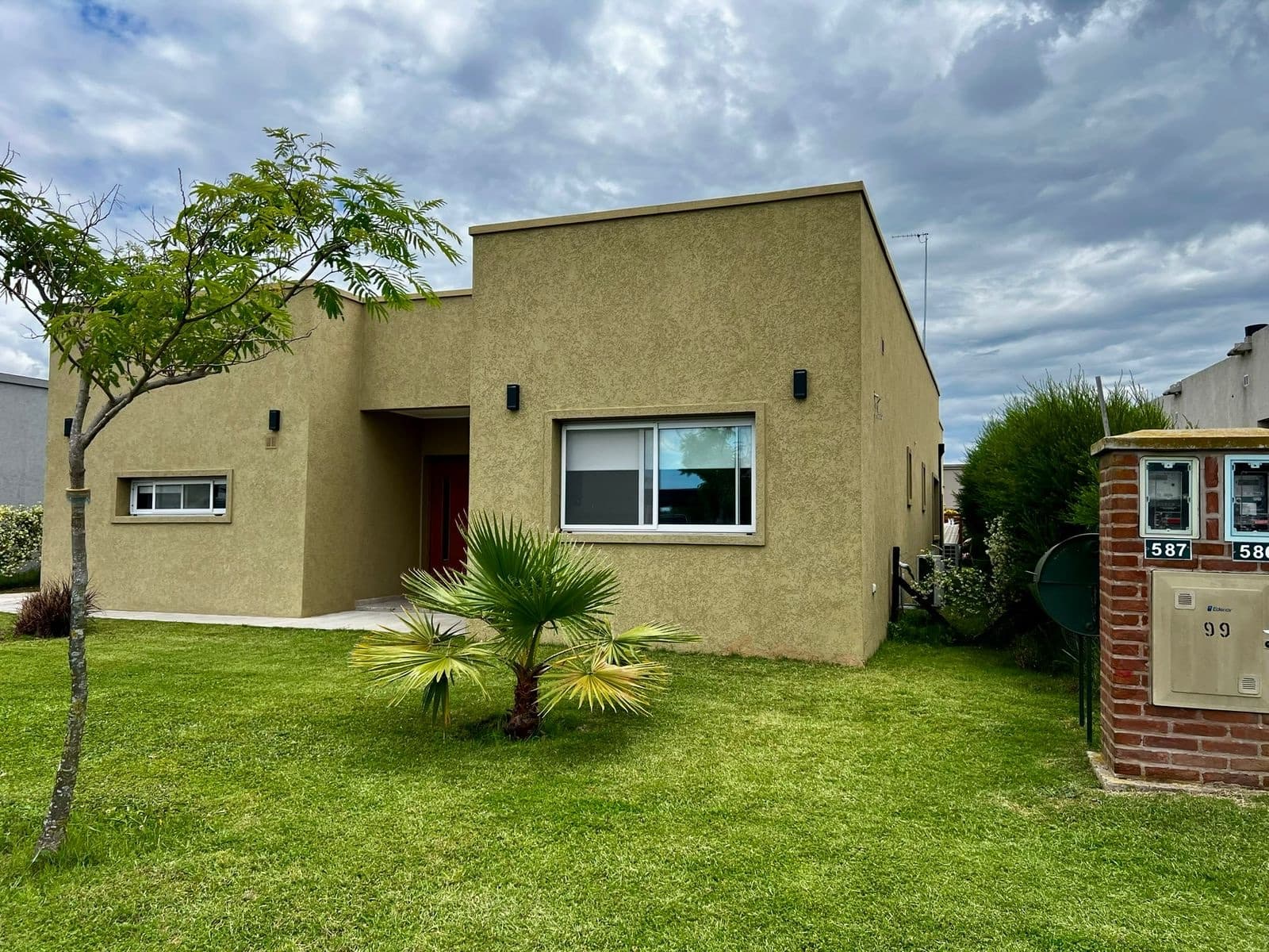 House for Sale: 5 Bedrooms, Pilar Del Este, S. Ramon; Garden, Barbecue Area, Pool