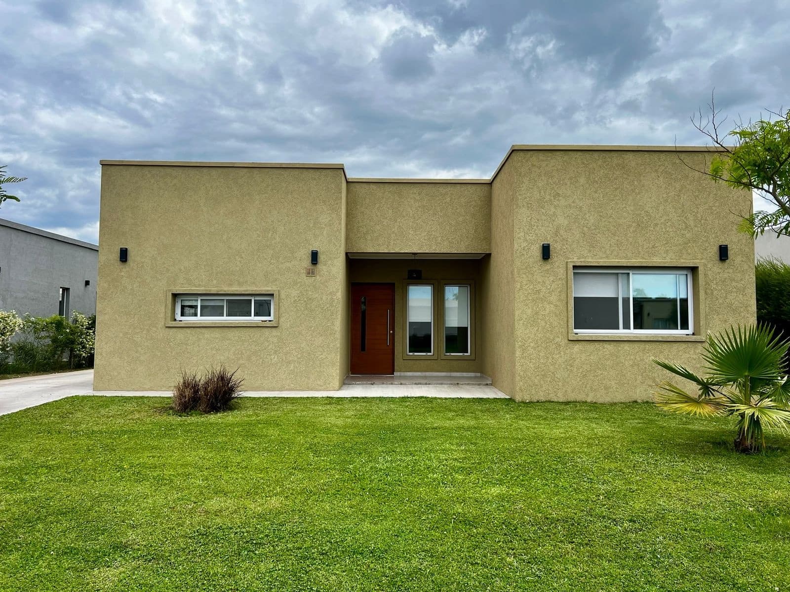 House for Sale: 5 Bedrooms, Pilar Del Este, S. Ramon; Garden, Barbecue Area, Pool