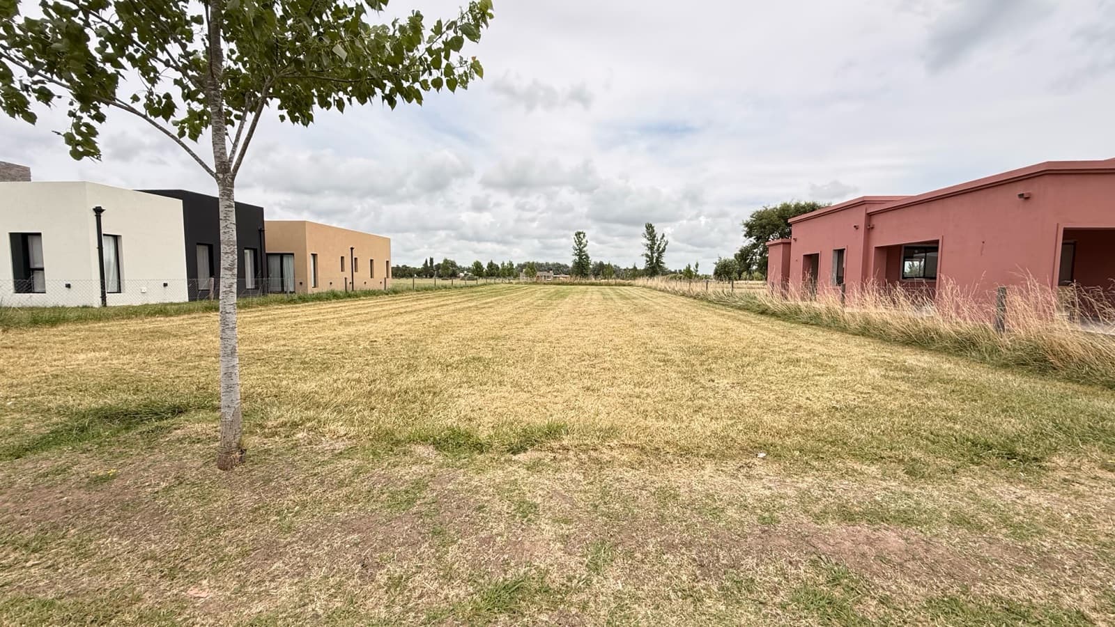 Dive into the exciting world of La Federala! A 1,200-square-meter fenced-in lot!