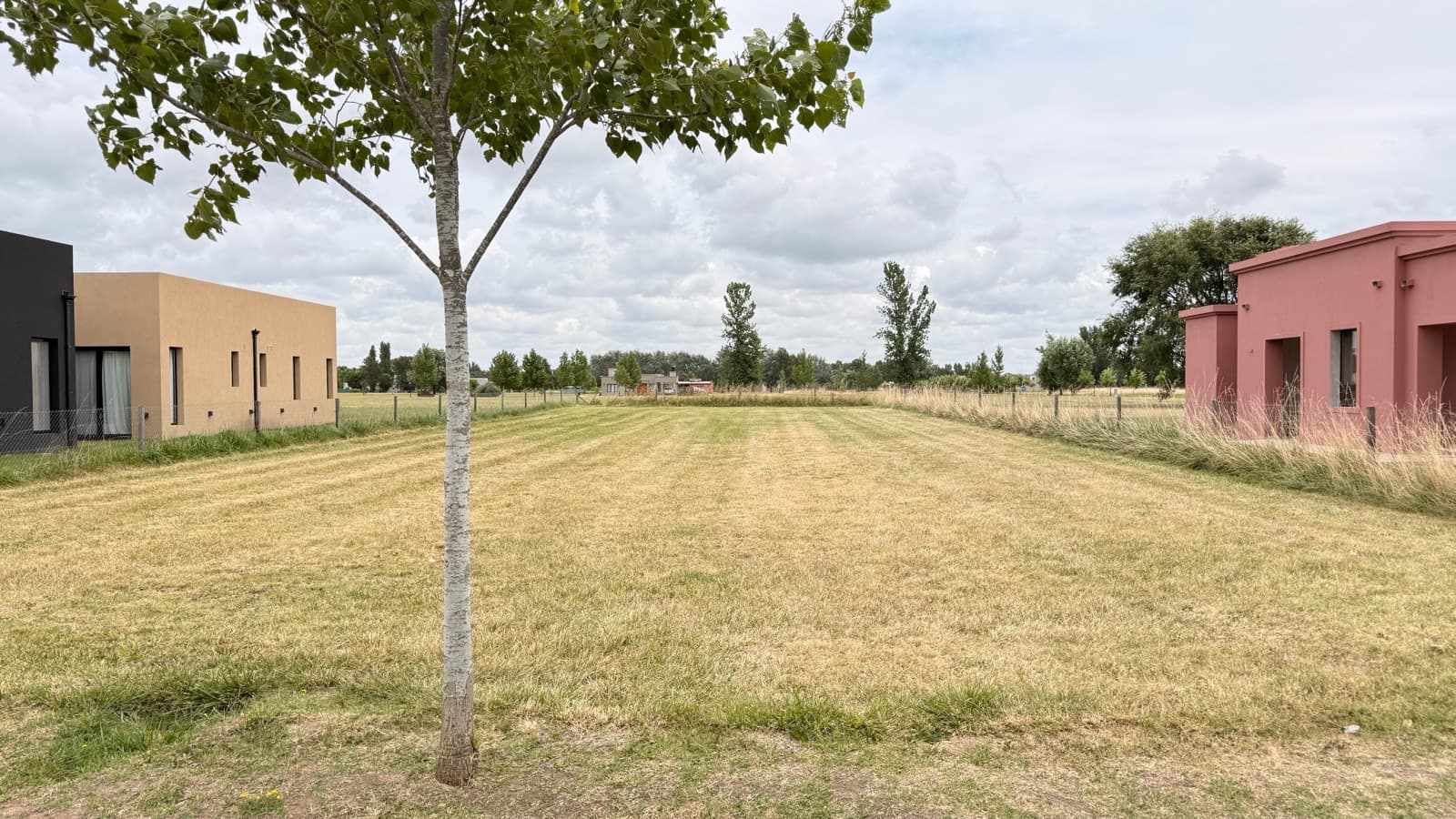 Dive into the exciting world of La Federala! A 1,200-square-meter fenced-in lot!
