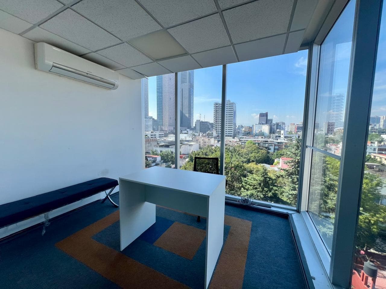 Office for rent on Río Misisipi with a view of the Diana the Huntress statue