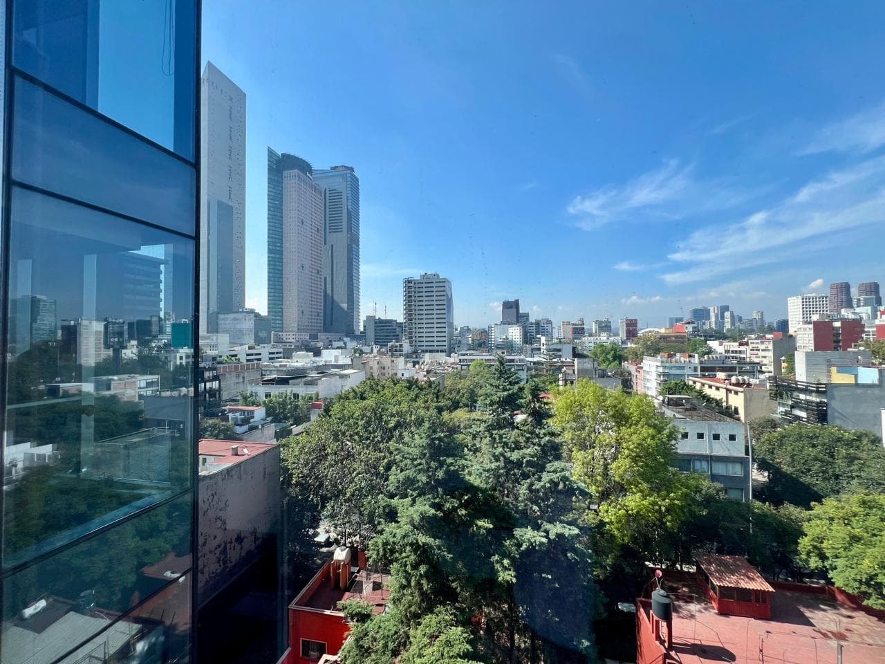 Office for rent on Río Misisipi with a view of the Diana the Huntress statue