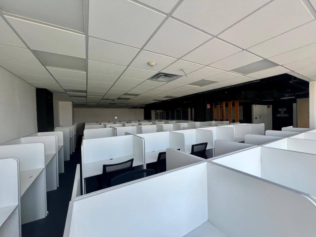 Office for rent on Río Misisipi with a view of the Diana the Huntress statue