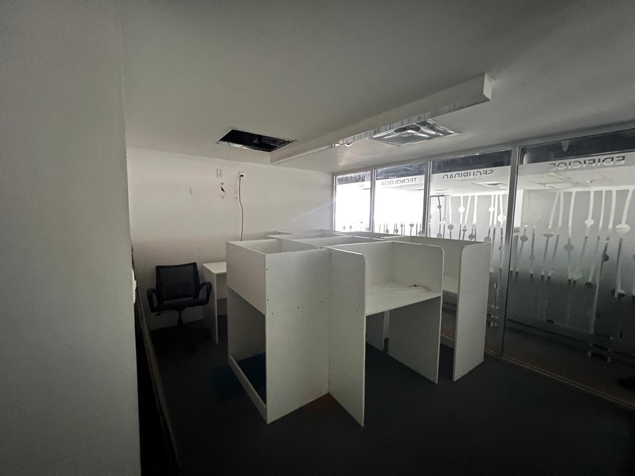 Office for rent on Río Misisipi with a view of the Diana the Huntress statue