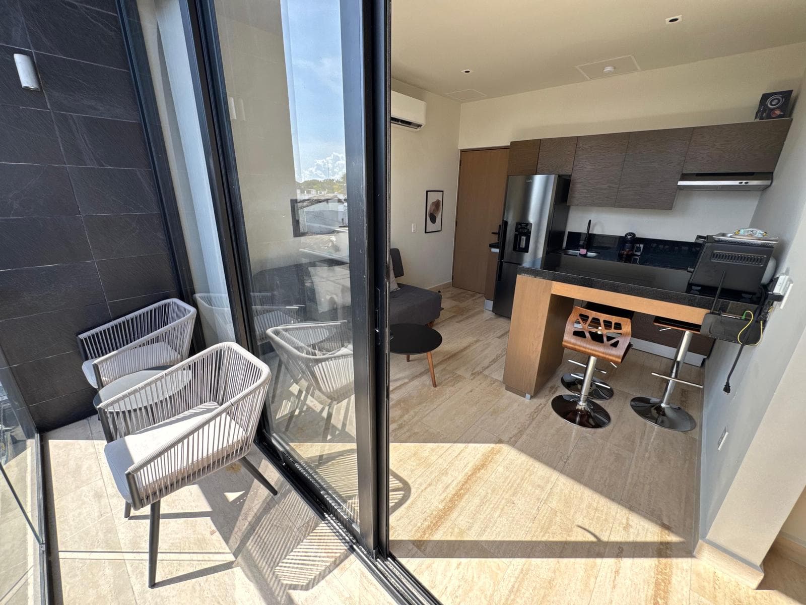FURNISHED 1-BEDROOM APARTMENT ONE BLOCK FROM 5TH AVENUE