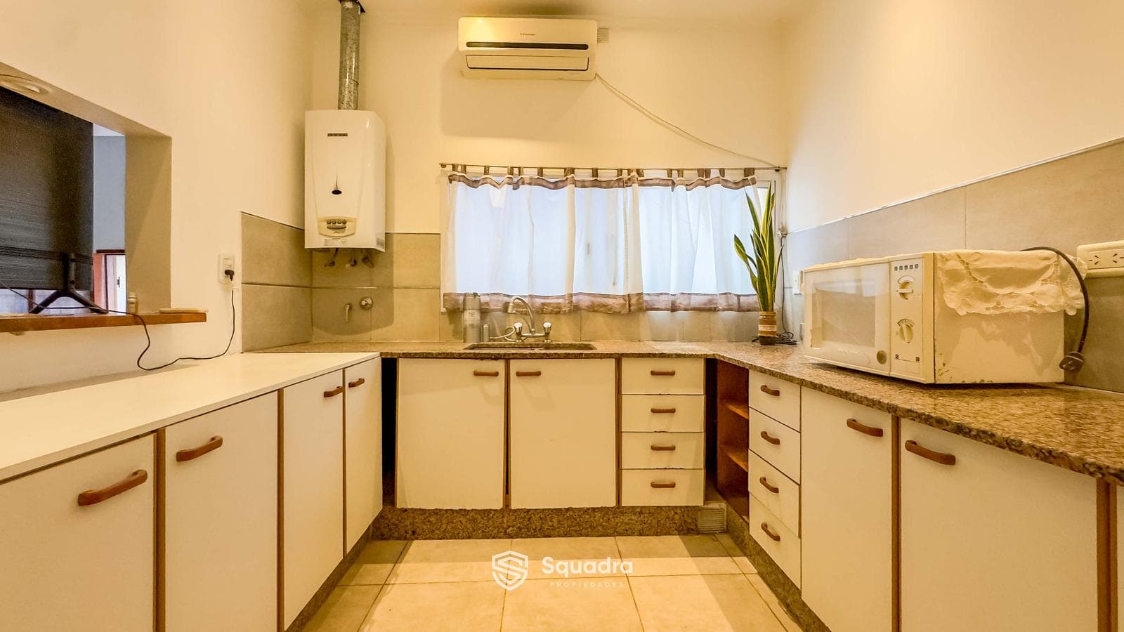 FOR SALE | TRADE - 4-bedroom house, commercial space, patio, and garage - Abasto, Rosario.