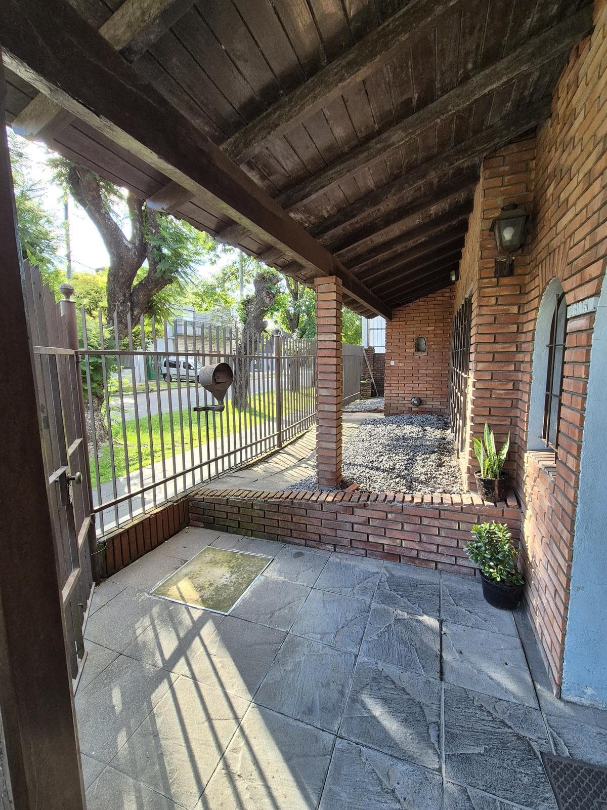 House for sale in José León Suárez, near the train station and Márquez; 3 bedrooms with a patio and a double garage