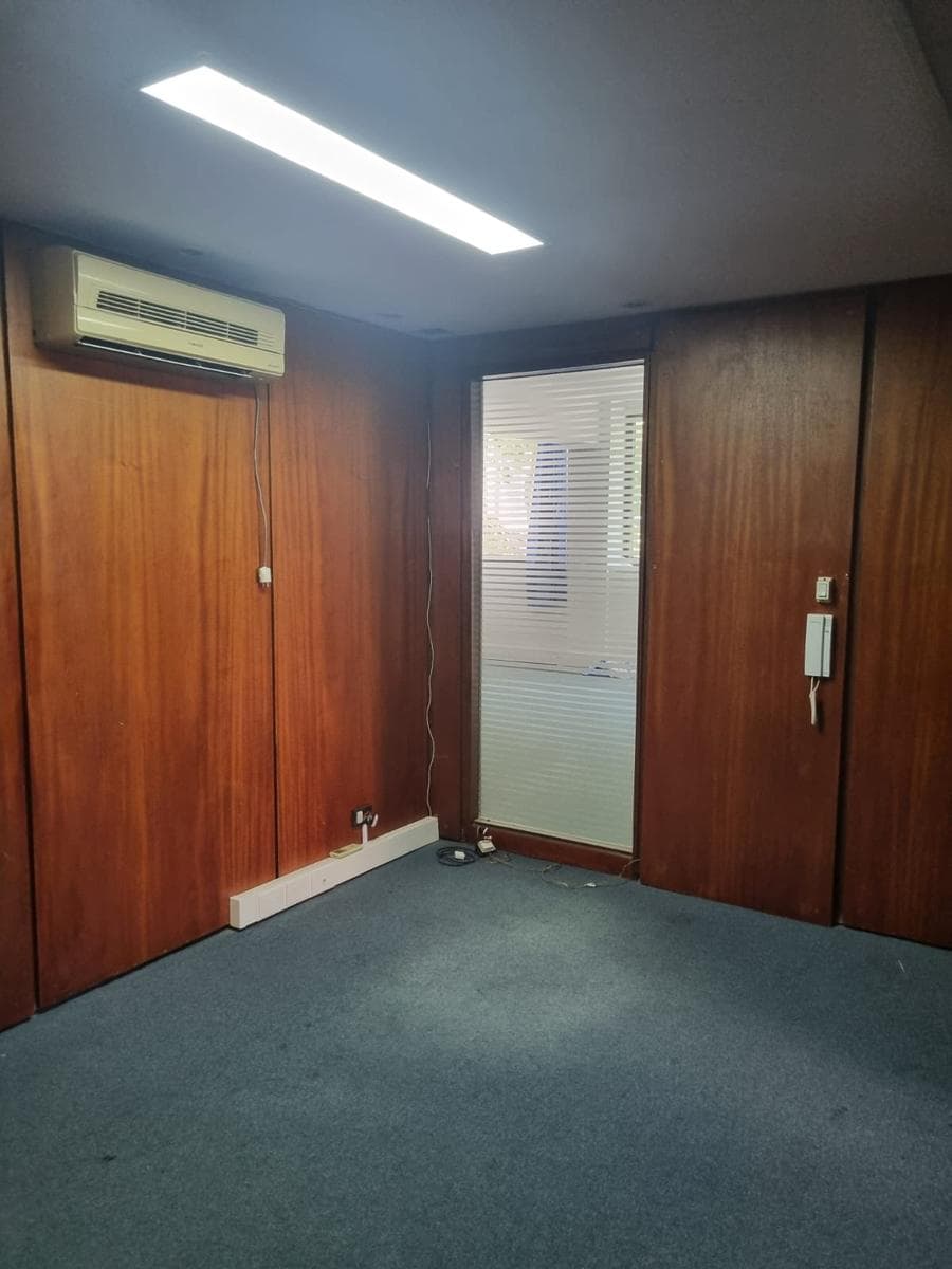 144 m² office space for rent with 2 parking spaces