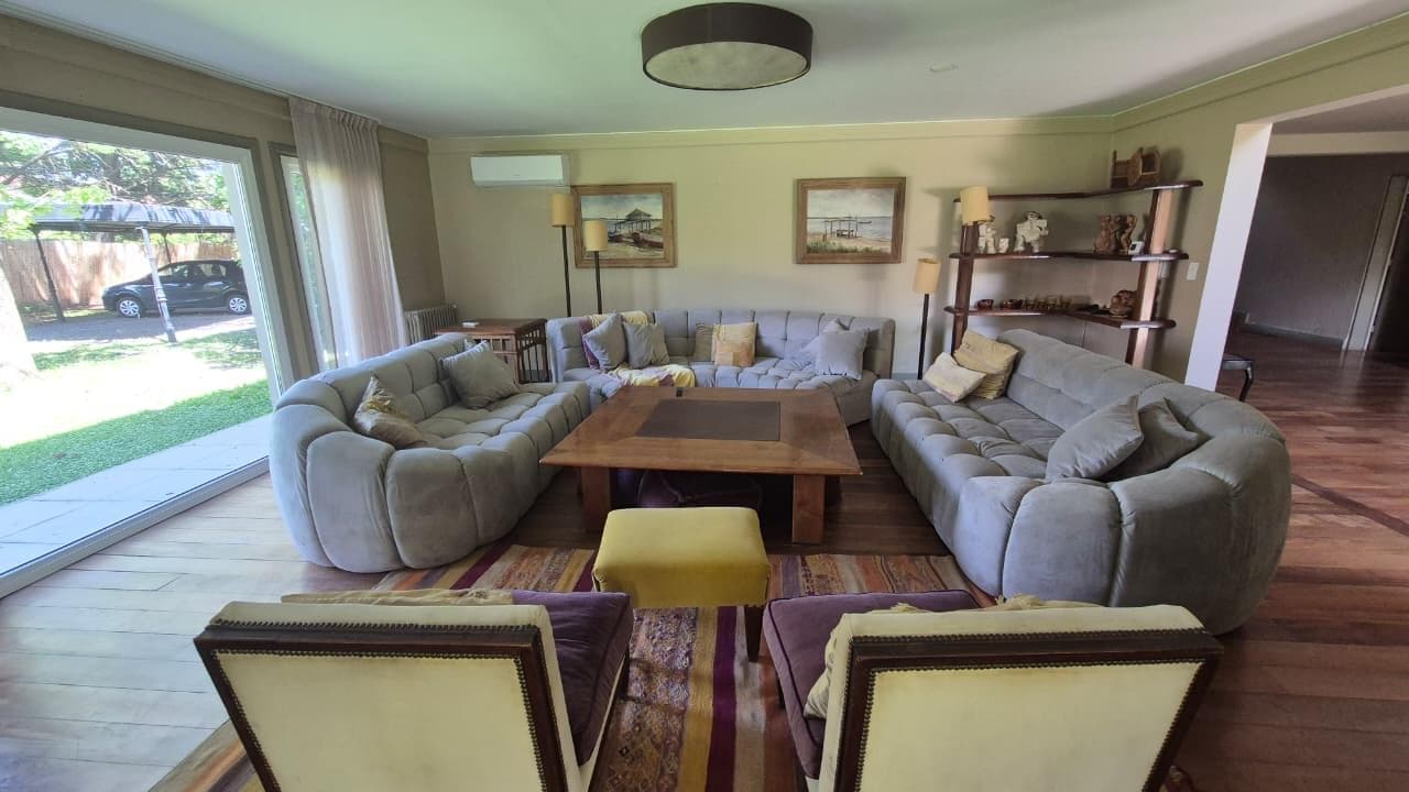 House for Sale - Large 3,000 m² Lot in Pacheco - Financing Available