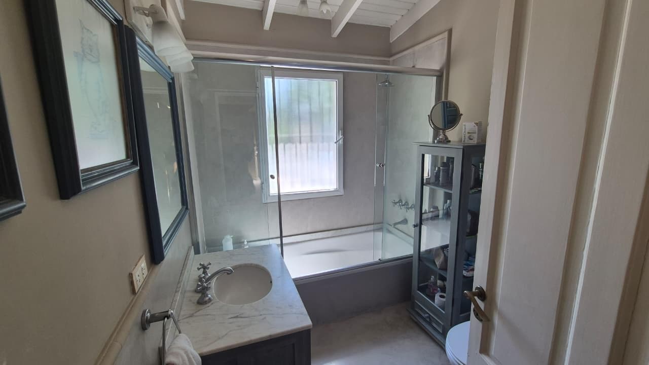 House for Sale - Large 3,000 m² Lot in Pacheco - Financing Available