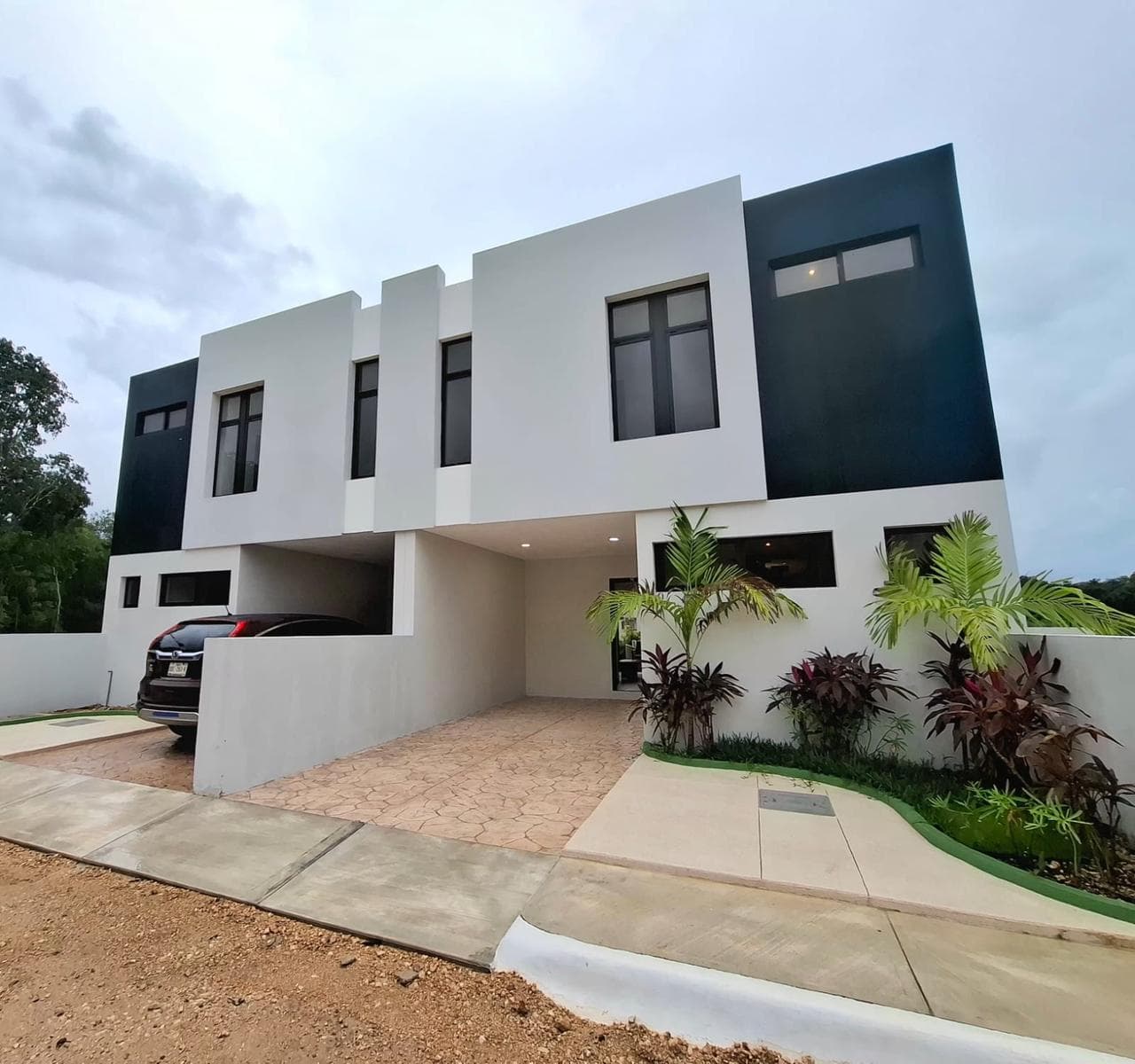 Three-bedroom house for sale in Playa del Carmen.