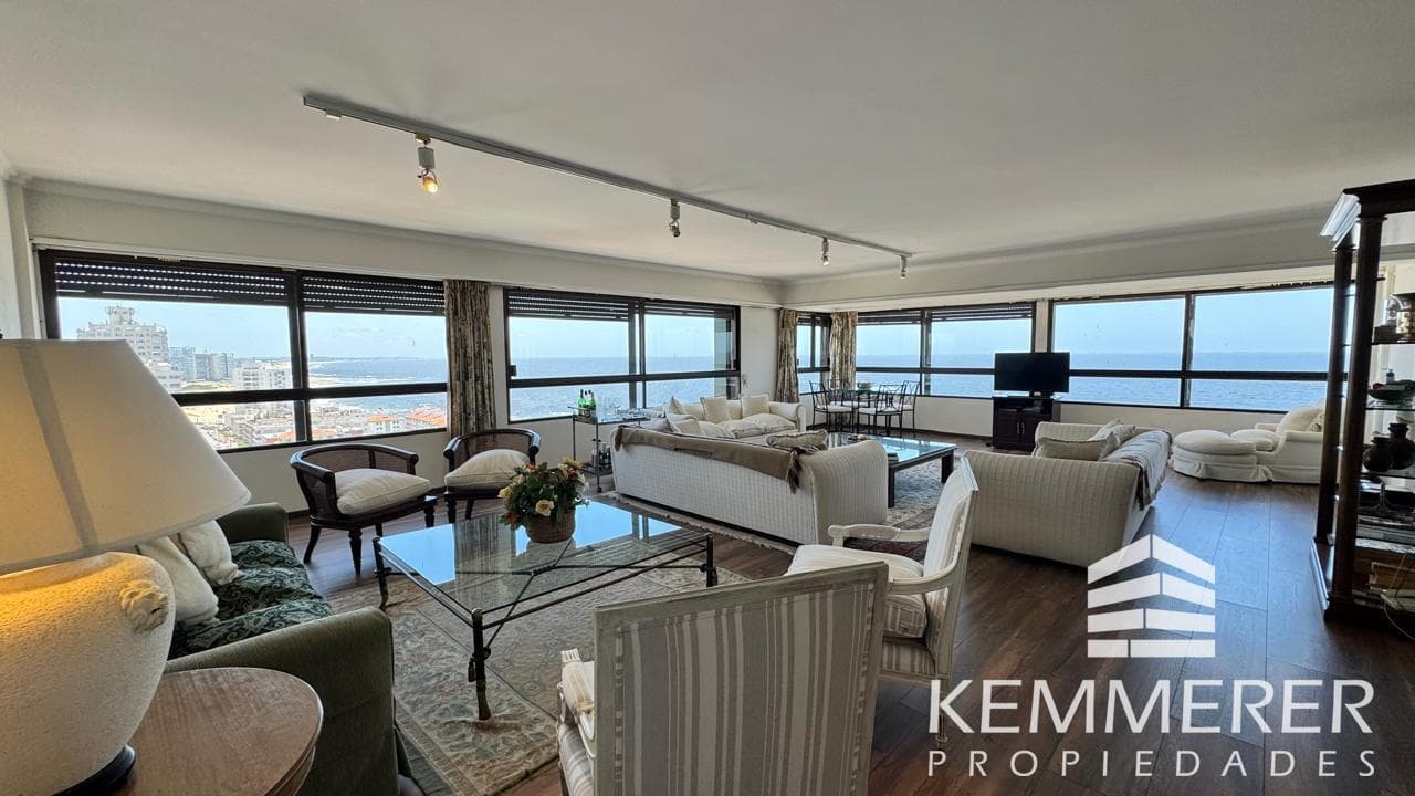 Spacious apartment with incredible views of both the ocean and the Mansa, in TORRE AMALFI
