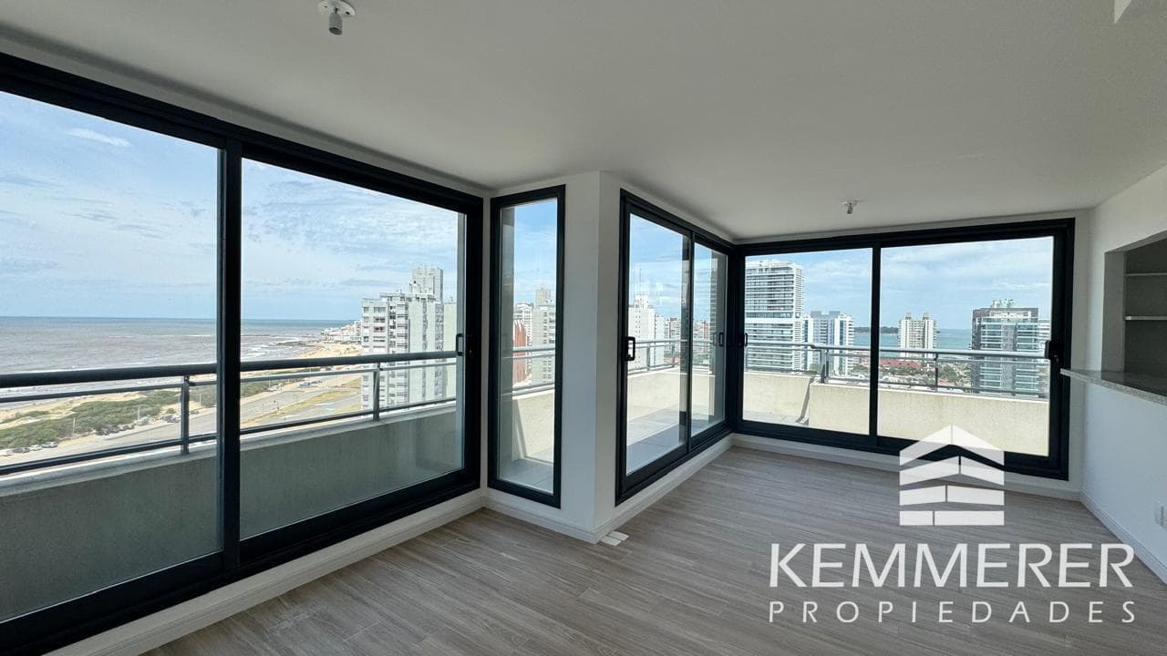 Penthouse with a view of Plata Brava and Playa Mansa, at Parada 3, Playa Brava, Punta del Este *****