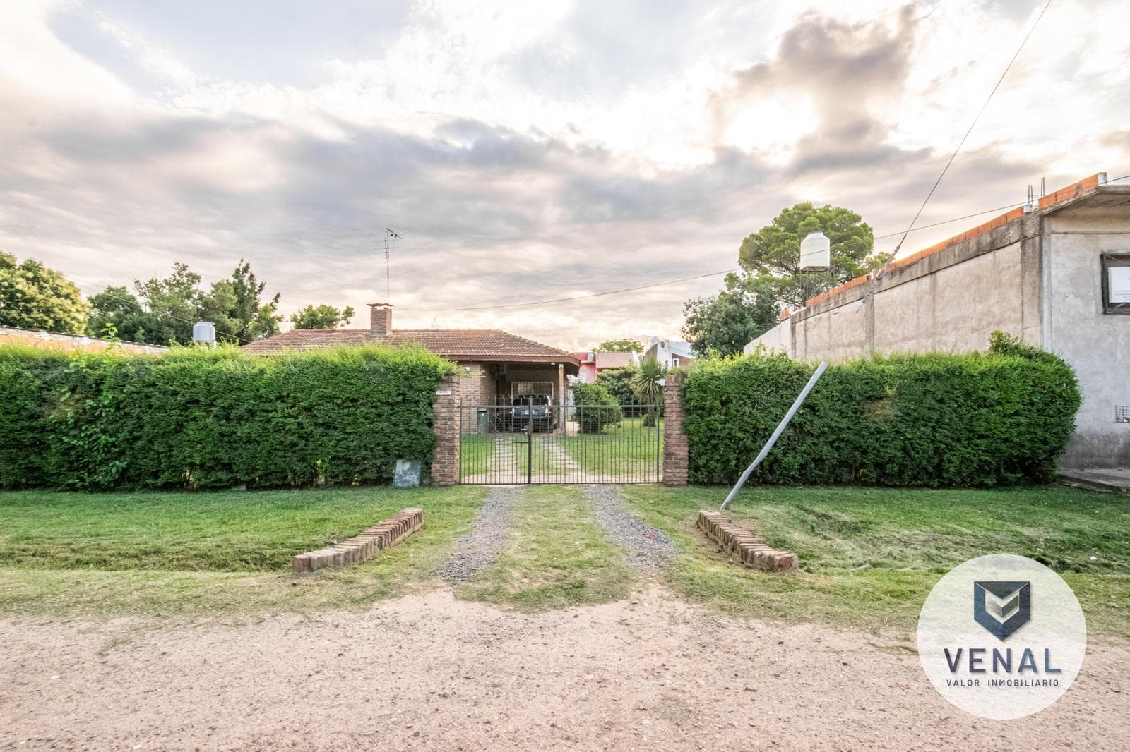 House for sale in Garín: 3 rooms, 2 bedrooms, bright, 630 m² lot, 300 meters from the Pan-American Highway.