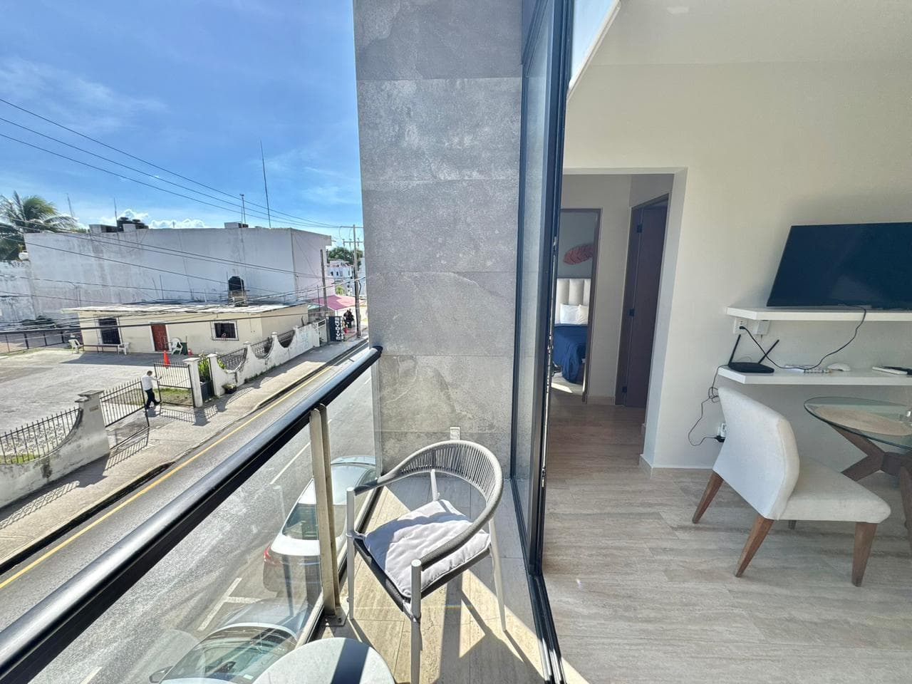 FURNISHED 1-BEDROOM APARTMENT ONE BLOCK FROM 5TH AVENUE