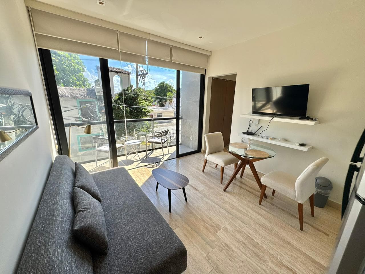 FURNISHED 1-BEDROOM APARTMENT ONE BLOCK FROM 5TH AVENUE