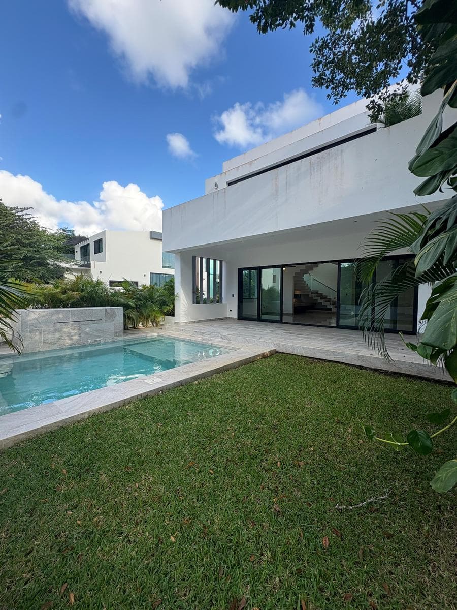 House for Sale/Rent, 4 Bedrooms, 2 Stories, Swimming Pool, Lagos del Sol, Cancún