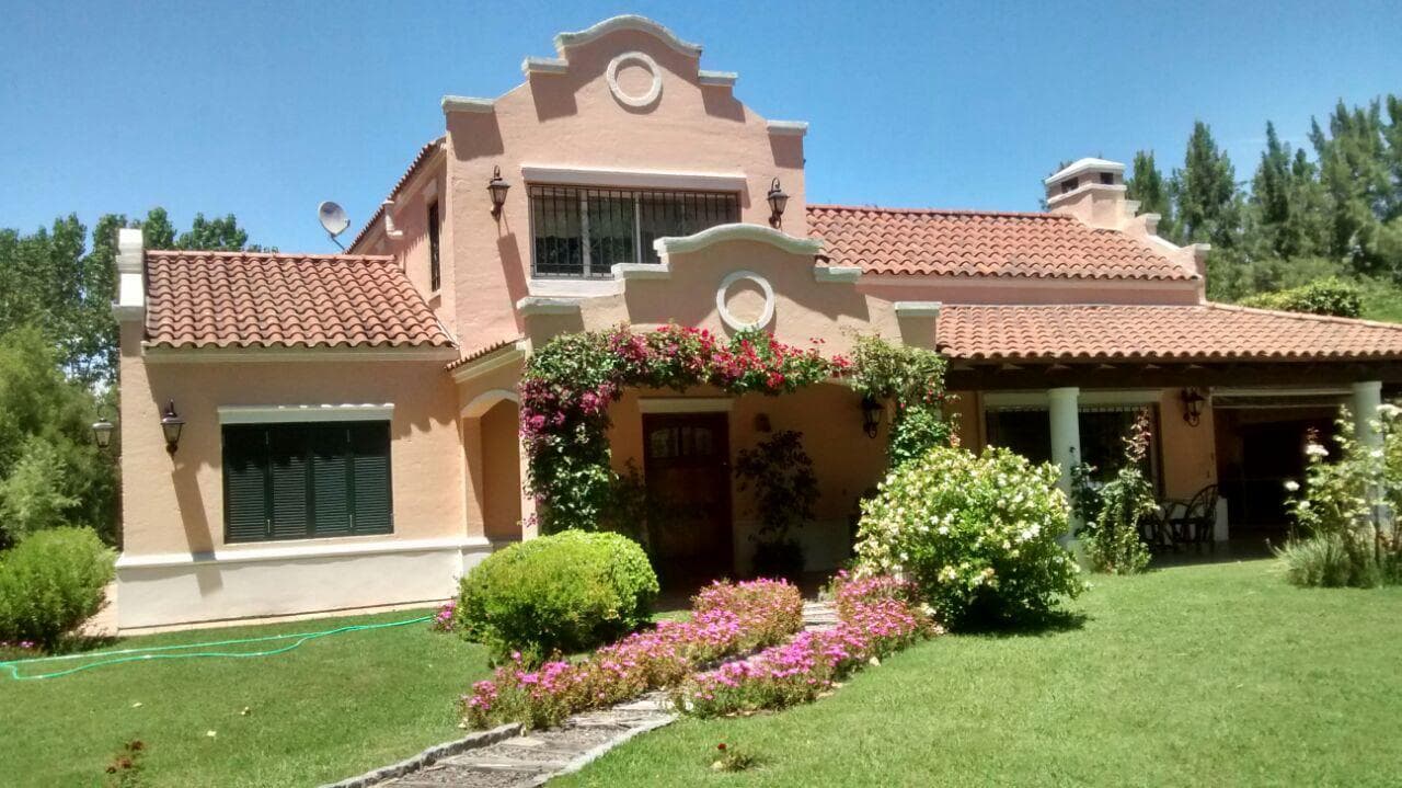 Country house for sale in Colonia de Chacras - Los Cardales, 6 km², 6 rooms, pool, barbecue area, and guest quarters