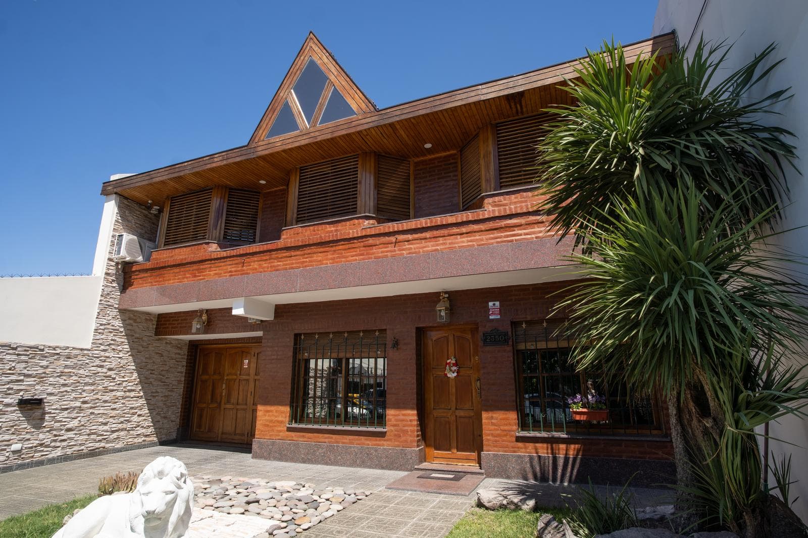 Luxury 5-room house for sale with a pool in Villa Luzuriaga