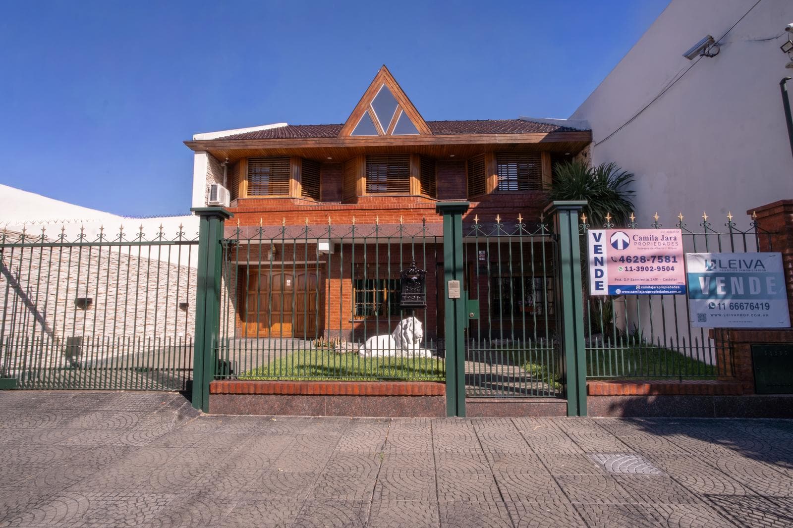 Luxury 5-room house for sale with a pool in Villa Luzuriaga