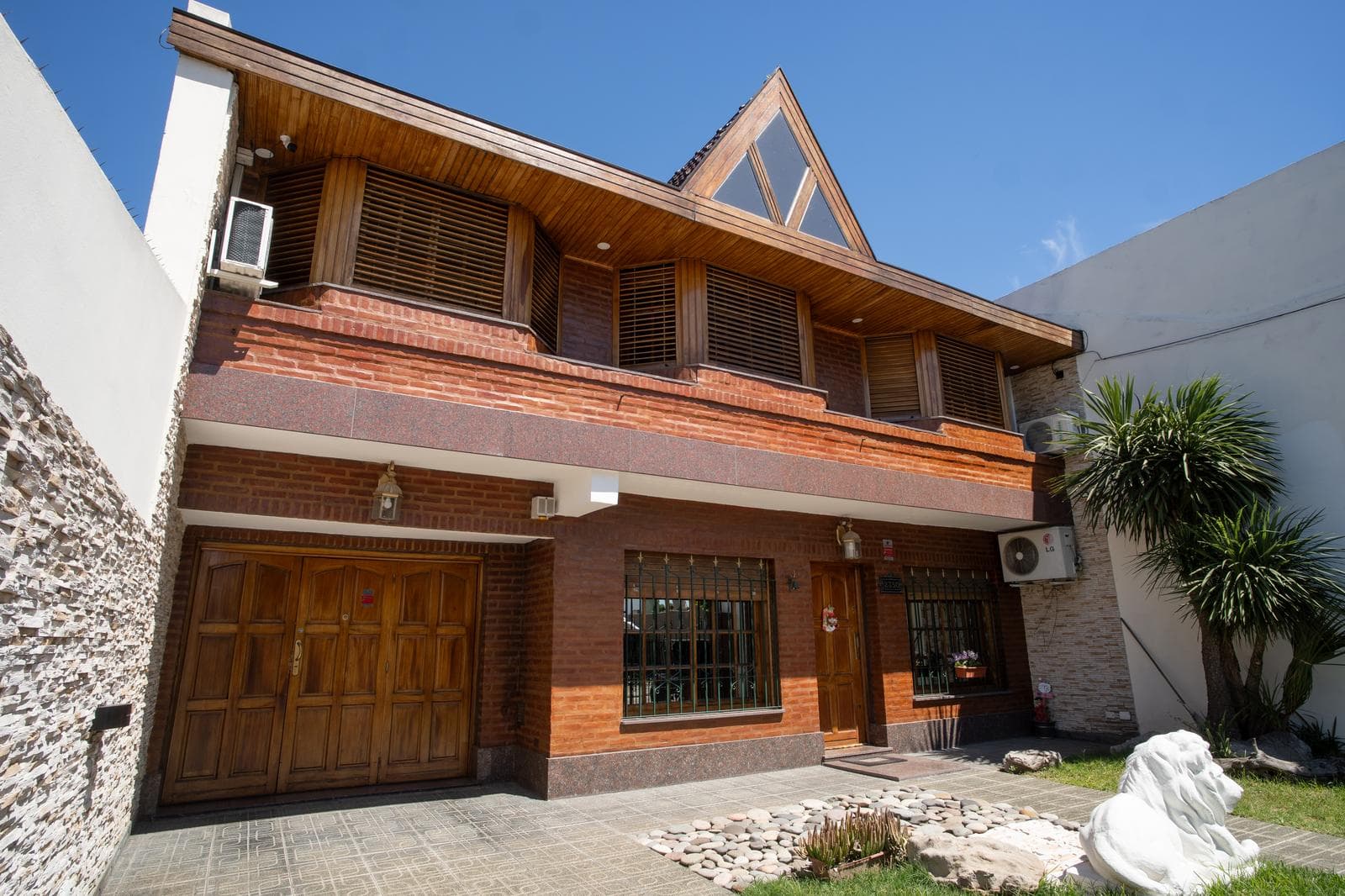 Luxury 5-room house for sale with a pool in Villa Luzuriaga