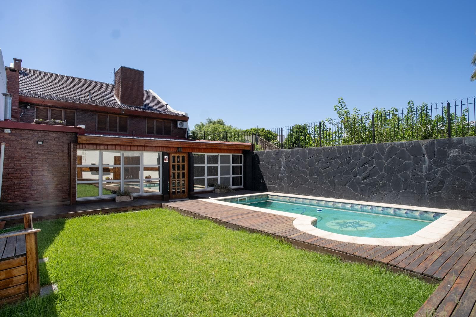 Luxury 5-room house for sale with a pool in Villa Luzuriaga